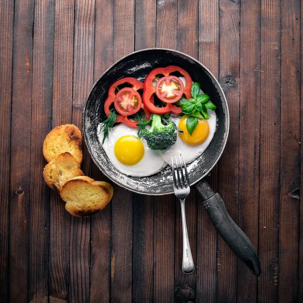 Otlar, kızarmış yumurta ekmek ve sebze bir tavada tost. Üstten Görünüm. Boş alan.