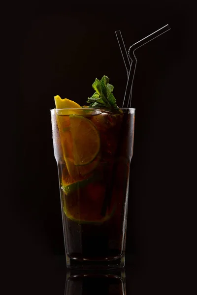 Cocktail de frutas tropicais e exóticas. Num fundo preto. Vista superior . — Fotografia de Stock