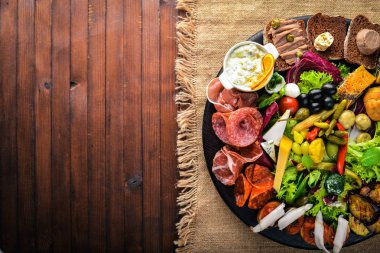 Turşu sebze ve et aperatifler ayarlayın. İtalyan mutfağı. Üstten Görünüm. Ahşap arka plan üzerinde.