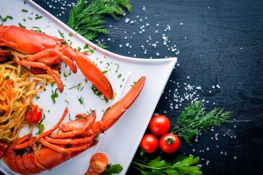 Omar baharat ve deniz ürünleri macunlar haşlanmış. Ahşap bir arka plan üzerinde. Üstten Görünüm. Metniniz için boş alan.