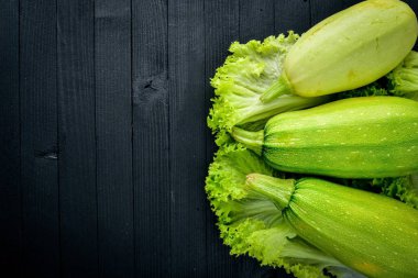 Squash ve otlar. Çiğ sebze üst görünümü. Metniniz için boş alan.