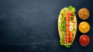 Sosisli otlar ve Baharatlar, hardal ve ketçap. Ahşap arka plan üzerinde. Üst alanı ile ilgilenen.