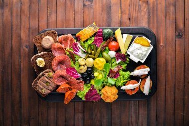 Turşu sebze ve et aperatifler ayarlayın. İtalyan mutfağı. Üstten Görünüm. Ahşap arka plan üzerinde.