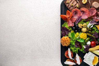 İtalyan mutfağı büyük bir set. Peynir, sosis, et ve ahşap tahta üzerinde Turşu sebze. Üstten Görünüm. Boş alan.