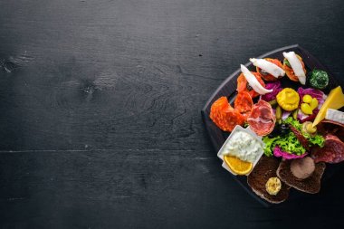 İtalyan mutfağı büyük bir set. Peynir, sosis, et ve ahşap tahta üzerinde Turşu sebze. Üstten Görünüm. Boş alan.