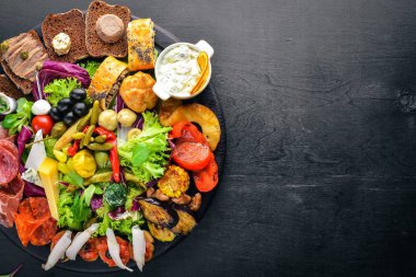 İtalyan mutfağı büyük bir set. Peynir, sosis, et ve ahşap tahta üzerinde Turşu sebze. Üstten Görünüm. Boş alan.