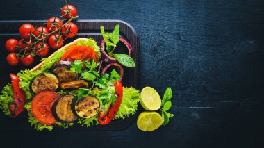 Bruschetta ızgara sebze, zeytin, otlar ve parmesan peyniri ekmeğin. Soğuk aperatifler. İtalyan mutfağı. Ahşap arka plan üzerinde.