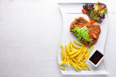 Taze sebze ile kıyılmış domuz. Ahşap bir arka plan üzerinde. Üstten Görünüm. Metniniz için boş alan.