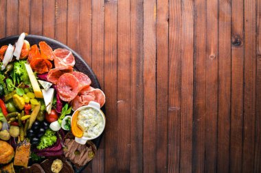 Soğuk Mezeler, Turşu sebze ve et. İtalyan mutfağı. Üstten Görünüm. Ahşap arka plan üzerinde.