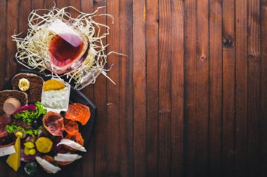 Turşu sebze ve et aperatifler ayarlayın. İtalyan mutfağı. Üstten Görünüm. Ahşap arka plan üzerinde.