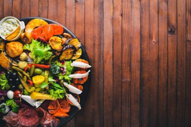 Turşu sebze ve et aperatifler ayarlayın. İtalyan mutfağı. Üstten Görünüm. Ahşap arka plan üzerinde.