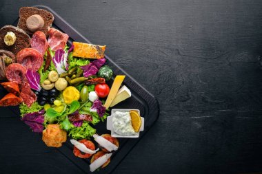 Turşu sebze ve et aperatifler ayarlayın. İtalyan mutfağı. Üstten Görünüm. Ahşap arka plan üzerinde.