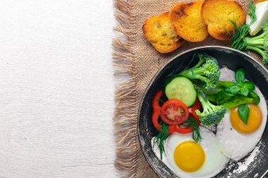Otlar, kızarmış yumurta ekmek ve sebze bir tavada tost. Üstten Görünüm. Boş alan.
