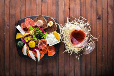 Turşu sebze ve et aperatifler ayarlayın. İtalyan mutfağı. Üstten Görünüm. Ahşap arka plan üzerinde.