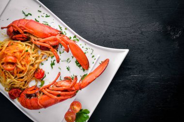 Omar baharat ve deniz ürünleri macunlar haşlanmış. Ahşap bir arka plan üzerinde. Üstten Görünüm. Metniniz için boş alan.