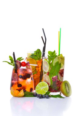 Tropikal meyve ve suyu buz ile taze bir kokteyl. Taze meyve kireç, limon, nane, kivi. Üstten Görünüm. Beyaz bir arka plan üzerinde.