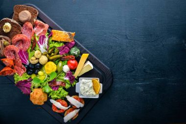 İtalyan mutfağı büyük bir set. Peynir, sosis, et ve ahşap tahta üzerinde Turşu sebze. Üstten Görünüm. Boş alan.