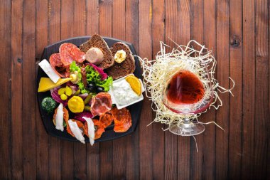 Turşu sebze ve et aperatifler ayarlayın. İtalyan mutfağı. Üstten Görünüm. Ahşap arka plan üzerinde.