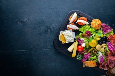 İtalyan mutfağı büyük bir set. Peynir, sosis, et ve ahşap tahta üzerinde Turşu sebze. Üstten Görünüm. Boş alan.