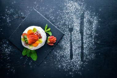 Taze çilek ve nane ile Desart. İtalyan mutfağı. Üstten Görünüm. Ahşap arka plan üzerinde.