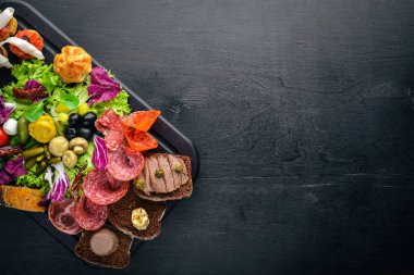 Turşu sebze ve et aperatifler ayarlayın. İtalyan mutfağı. Üstten Görünüm. Ahşap arka plan üzerinde.