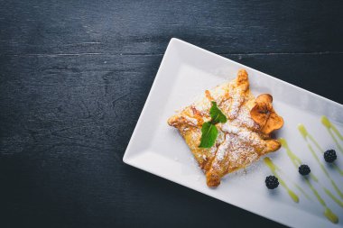 Elma ve çilek ile meyveli turta. Ahşap bir arka plan üzerinde. Üstten Görünüm. Metniniz için boş alan.