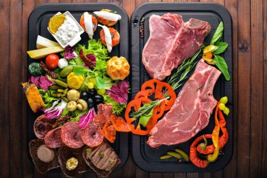 Biftek çiğ et ve baharat ahşap tahta üzerinde. Üstten Görünüm. Boş alan.