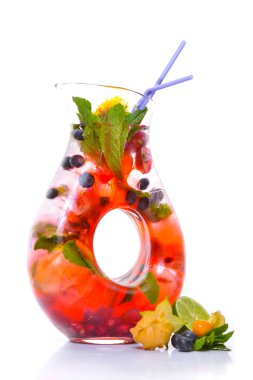 Tropikal meyve ve suyu buz ile taze bir kokteyl. Taze meyve kireç, limon, nane, kivi. Üstten Görünüm. Beyaz bir arka plan üzerinde.