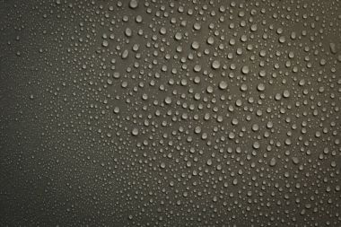 su siyah arka plan üzerine bırakır. Makro.