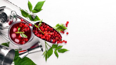 Ahşap arka plan üzerinde buz ile taze kırmızı kuş üzümü kokteyl. Üstten Görünüm. Boş alan.