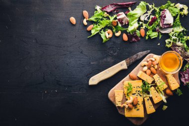 Kalıp bal ve fındık ahşap siyah zemin üzerine altın peynir.