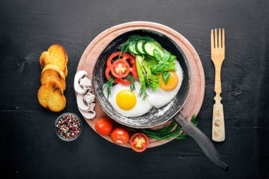 Otlar, kızarmış yumurta ekmek ve sebze bir tavada tost. Üstten Görünüm. Boş alan.