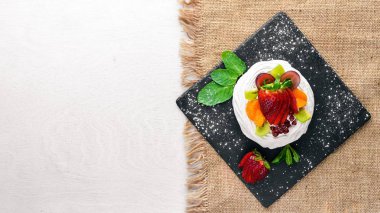 Taze çilek ve nane ile Desart. İtalyan mutfağı. Üstten Görünüm. Ahşap arka plan üzerinde.