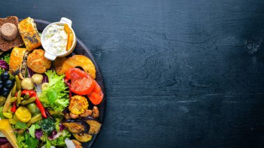 Turşu sebze ve et aperatifler ayarlayın. İtalyan mutfağı. Üstten Görünüm. Ahşap arka plan üzerinde.