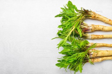 Taze horseradish. Beyaz ahşap Resepsiyon. Üstten Görünüm.