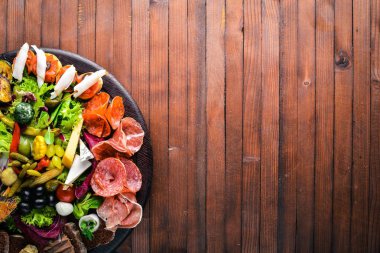 İtalyan mutfağı büyük bir set. Peynir, sosis, et ve ahşap tahta üzerinde Turşu sebze. Üstten Görünüm. Boş alan.