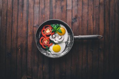 Sahanda yumurta ile bir tavada sebze ve otlar. Üstten Görünüm. Boş alan.