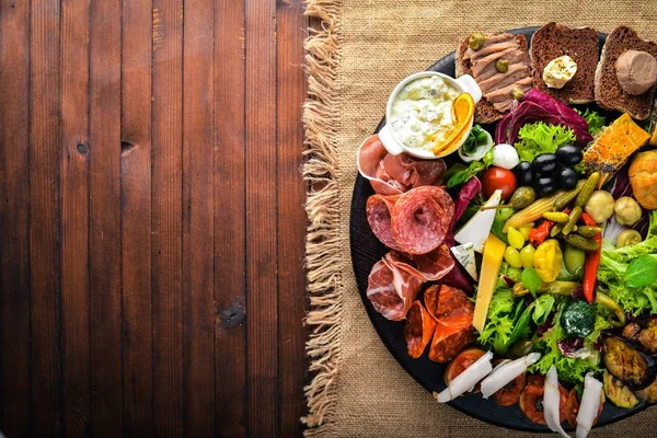 Turşu sebze ve et aperatifler ayarlayın. İtalyan mutfağı. Üstten Görünüm. Ahşap arka plan üzerinde.