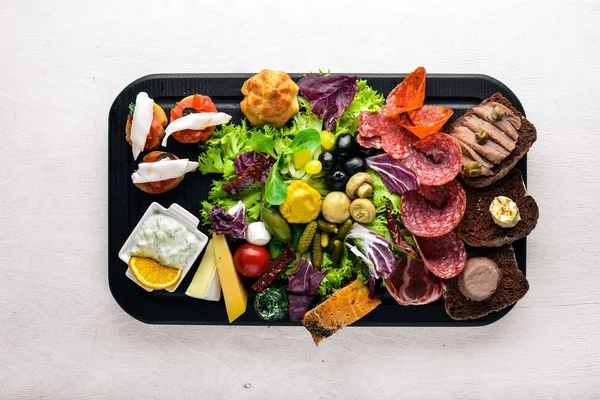 Turşu sebze ve et aperatifler ayarlayın. İtalyan mutfağı. Üstten Görünüm. Ahşap arka plan üzerinde.