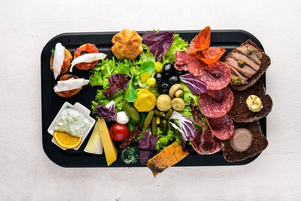 İtalyan mutfağı büyük bir set. Peynir, sosis, et ve ahşap tahta üzerinde Turşu sebze. Üstten Görünüm. Boş alan.