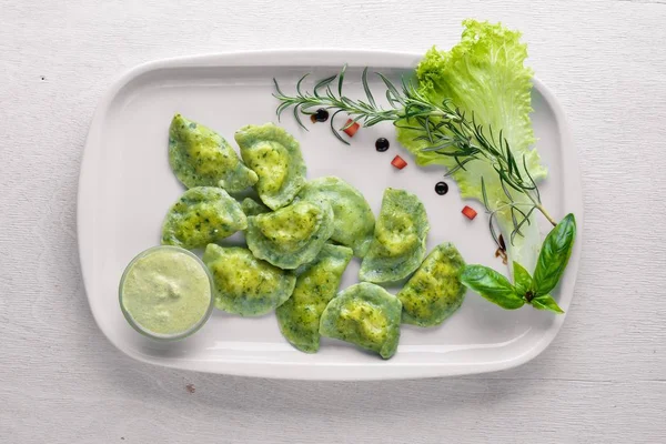 Köfte otlar ile. Ukrayna stili. Ahşap bir arka plan üzerinde. En iyi bir daha gözden geçirme. Boş alan.