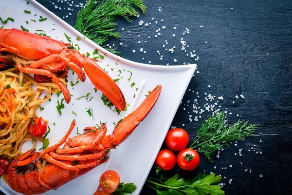 Omar baharat ve deniz ürünleri macunlar haşlanmış. Ahşap bir arka plan üzerinde. Üstten Görünüm. Metniniz için boş alan.