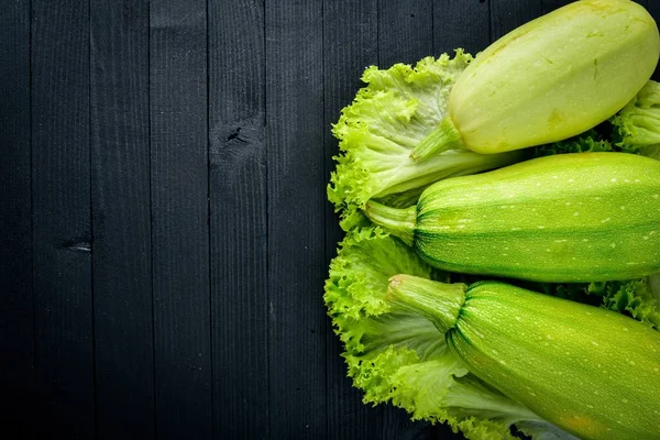 Squash ve otlar. Çiğ sebze üst görünümü. Metniniz için boş alan.