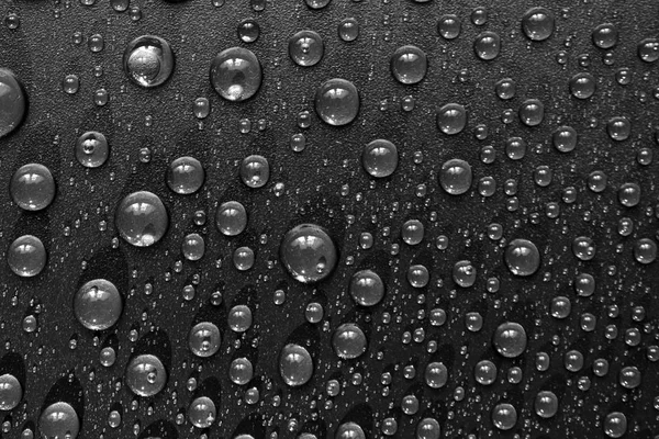 Siyah arkaplanda su damlaları