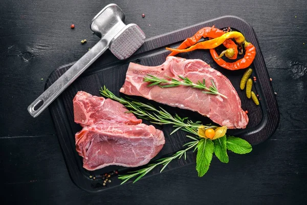 Biftek çiğ et ve baharat ahşap tahta üzerinde. Üstten Görünüm. Boş alan.