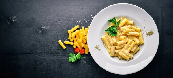 Pasta krema sos ve parmesan peyniri ile. Geleneksel İtalyan yemekleri. Ahşap bir arka plan üzerinde. Üstten Görünüm. Metniniz için boş alan.