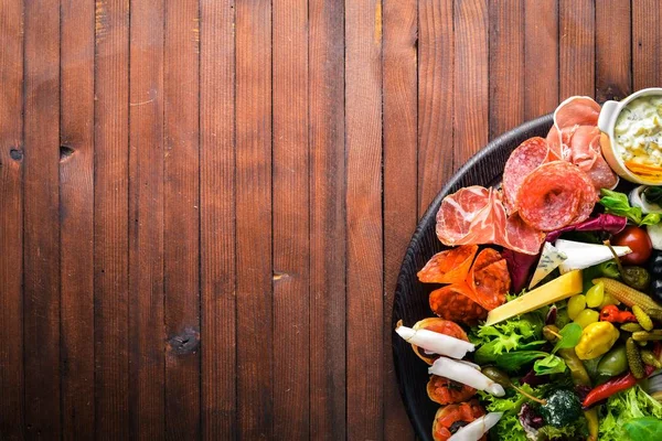 Turşu sebze ve et aperatifler ayarlayın. İtalyan mutfağı. Üstten Görünüm. Ahşap arka plan üzerinde.