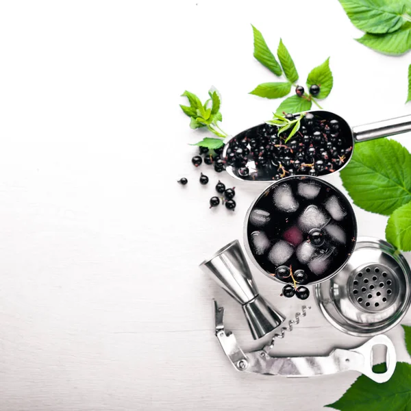 Ahşap arka plan üzerinde buz ile taze Siyah frenk üzümü kokteyl. Üstten Görünüm. Boş alan.