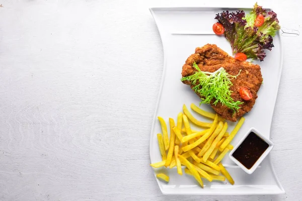 Taze sebze ile kıyılmış domuz. Ahşap bir arka plan üzerinde. Üstten Görünüm. Metniniz için boş alan.