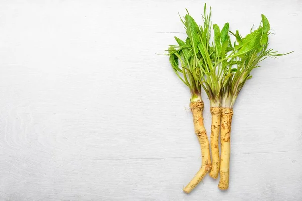 Taze horseradish. Beyaz ahşap Resepsiyon. Üstten Görünüm. — Stok fotoğraf